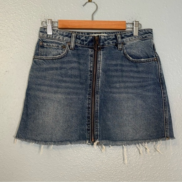 Free People We The Free Zip It Up Raw Hem Denim Mini‎ Skirt Size 27 - Picture 2 of 10
